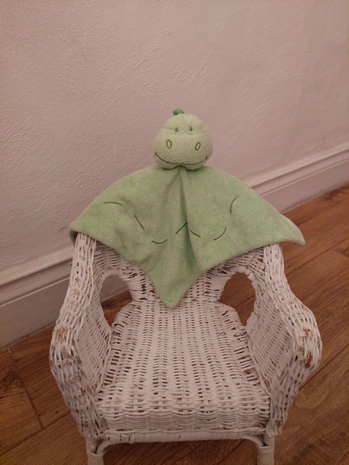 Doudou plat carré dino vert Bengy