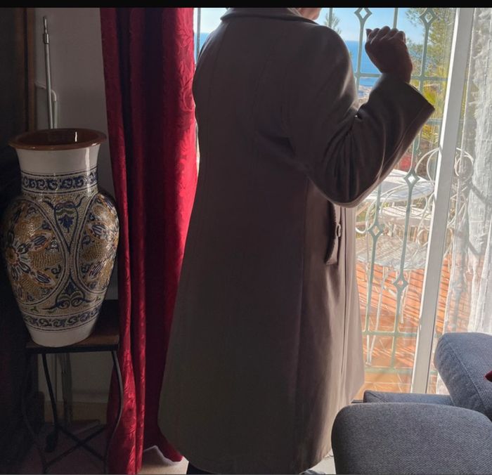 Magnifique manteau long couleur taupe, coupe classique et raffinée - photo numéro 2