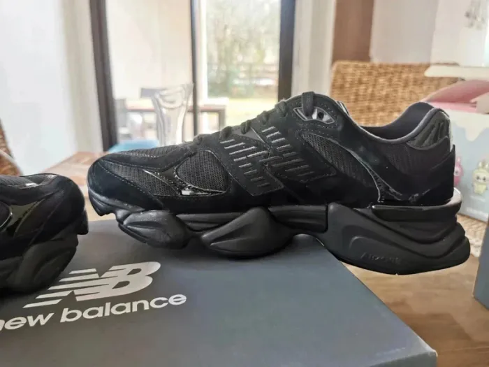 New Balance 9060 Cuir verni triple noir - photo numéro 7