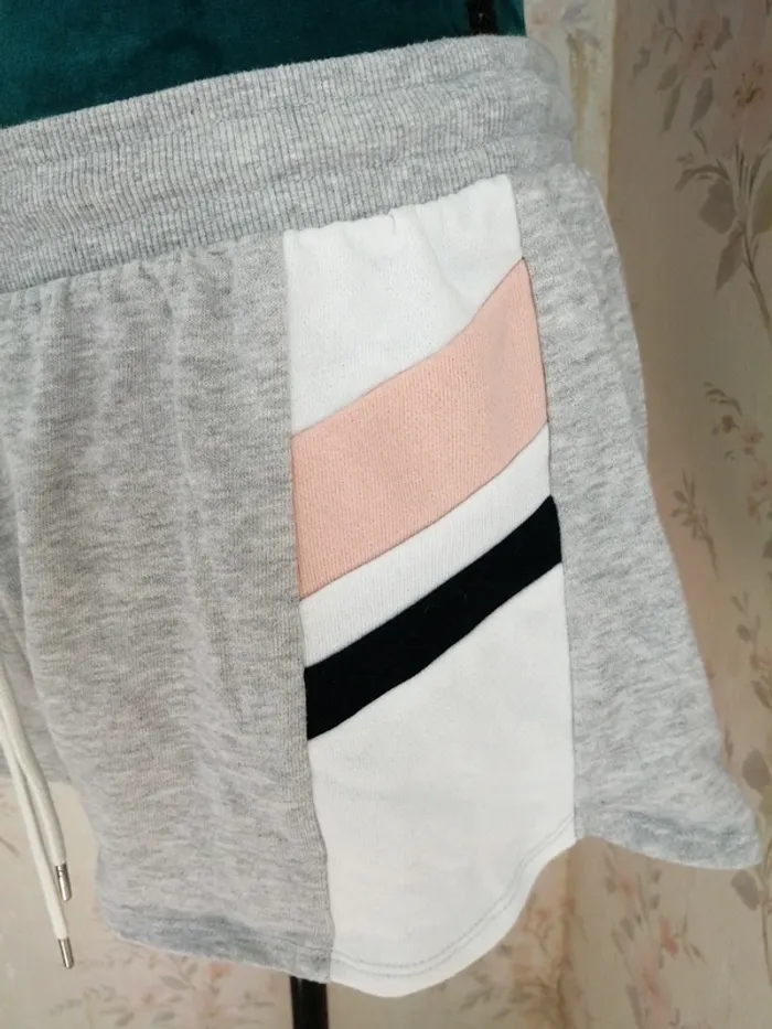 Short gris avec poche à l'arrière et écusson girls / undiz / (L) - photo numéro 6