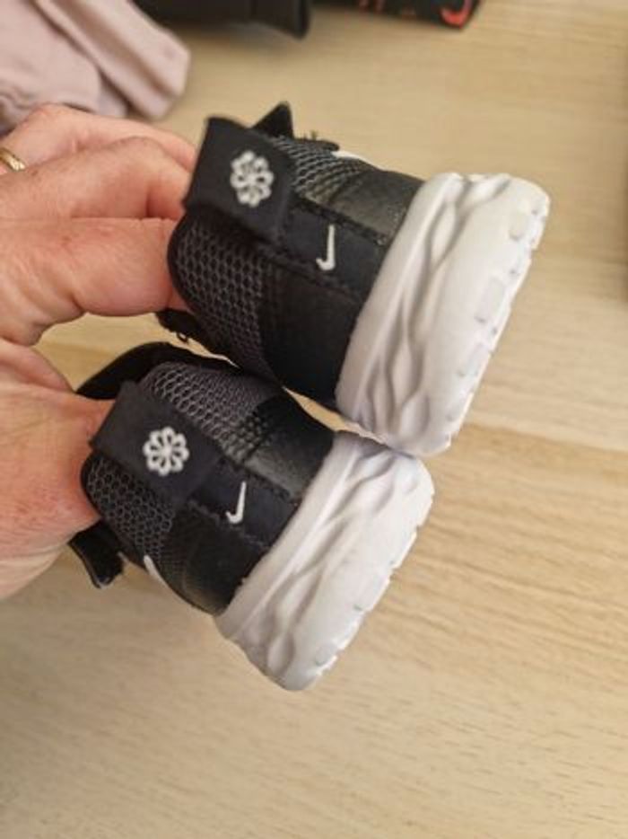 😍🤩😍👌Superbes Baskets nike mixte pointure 21 (mises 1 fois) 👌🤩😍 - photo numéro 4