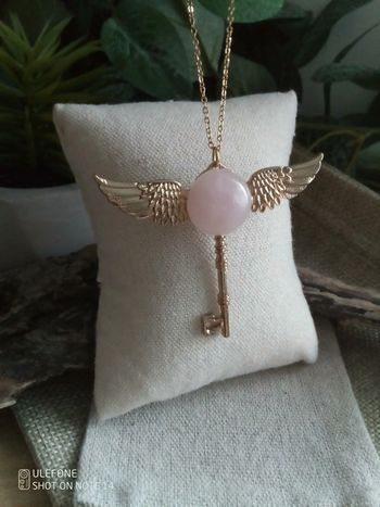 Collier clé ailée pierre de quartz rose 🩷.