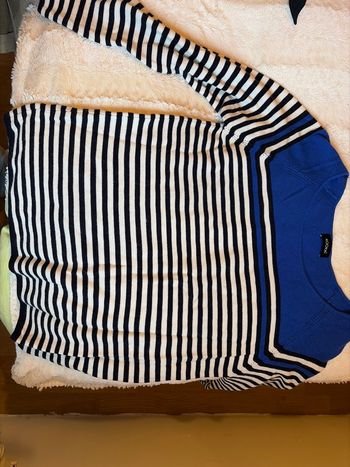 Pull bleu et blanc et noir à rayures 