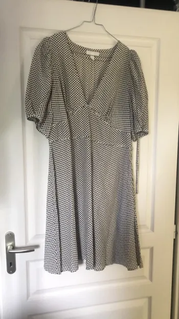 Robe neuve beige et noir à pois