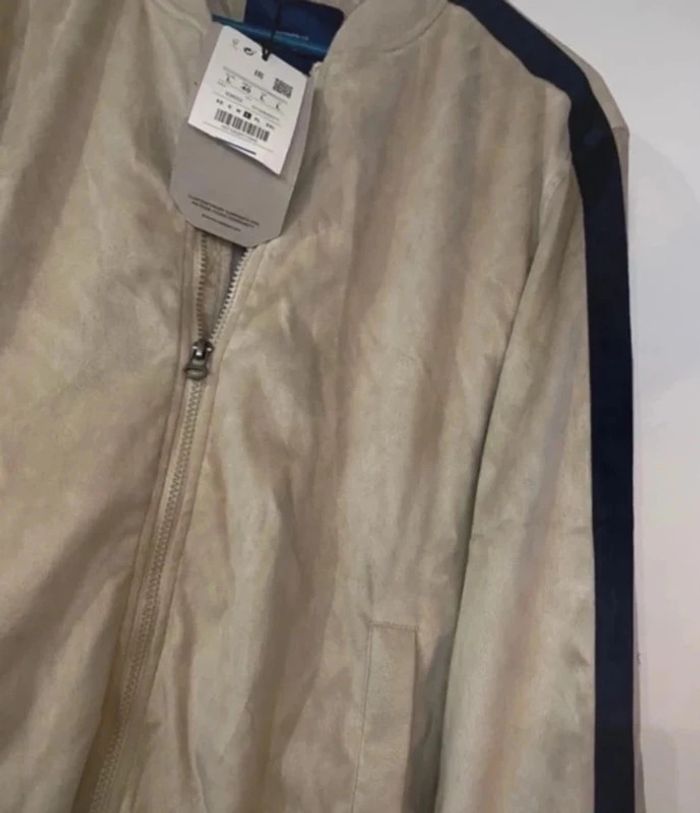 Veste bomber Pull & Bear effet suédé taille L Neuve  Avec un liserai sur les côtés - photo numéro 2