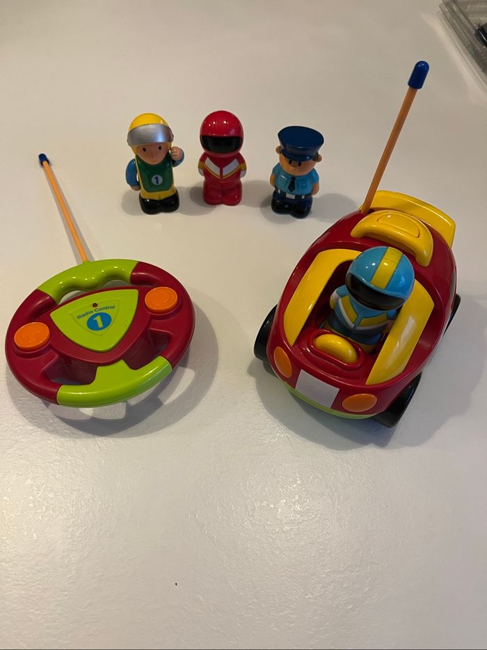 Voiture télécommandée et 4 personnages