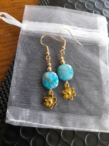 Boucles d'oreilles bleues et fleurs dorées