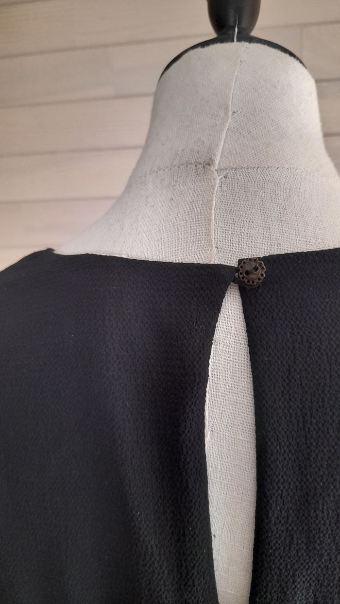Robe noire manches courtes avec dentelle. Nekane - photo numéro 7