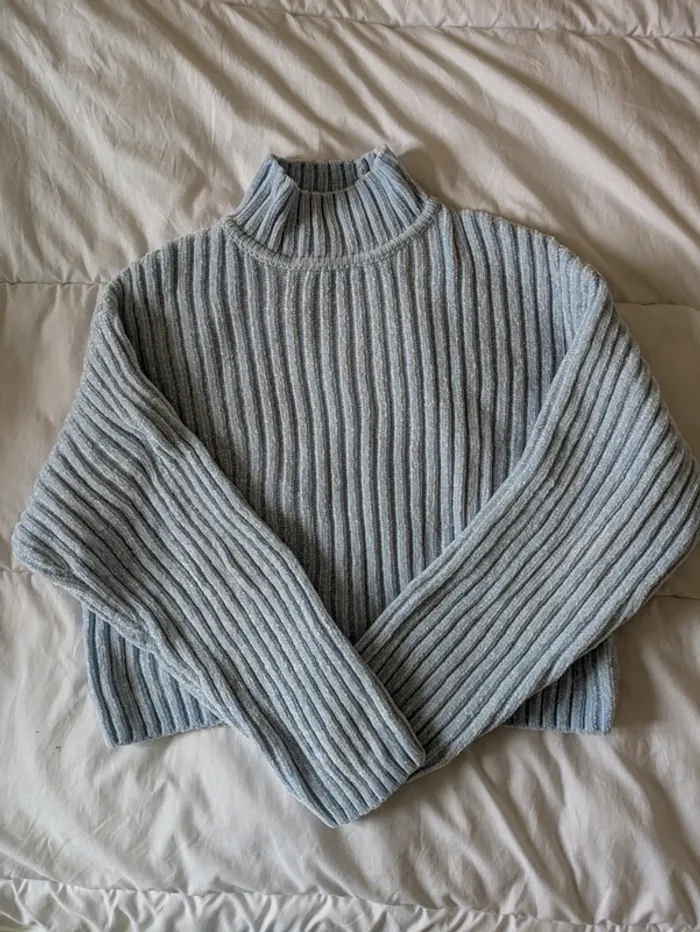 Pull court doux bleu clair très bon état M 38 H&M