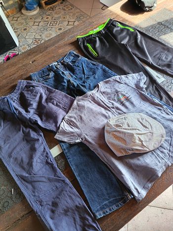 Lot pantalon t-shirt casquette 10 ans