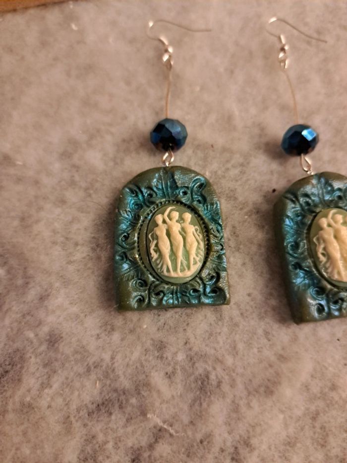 Boucles d'oreilles pendante pâte polymere avec les 3 grâce - photo numéro 3