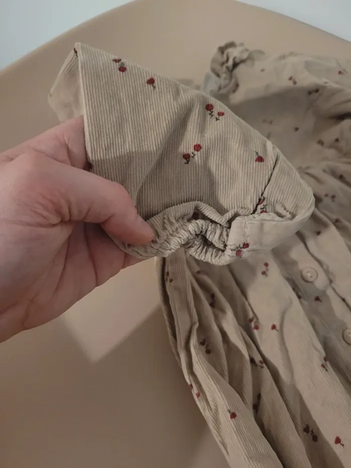 Robe beige avec motifs de rose - photo numéro 4