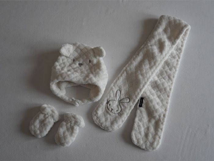 Ensemble velours blanc/écru fantaisie Kiabi : bonnet + écharpe + moufles pour bébé Taille : 0/3 mois