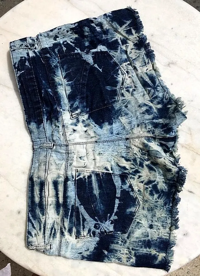 Short vintage tie dye bleached franges bleu clair foncé festival - photo numéro 3