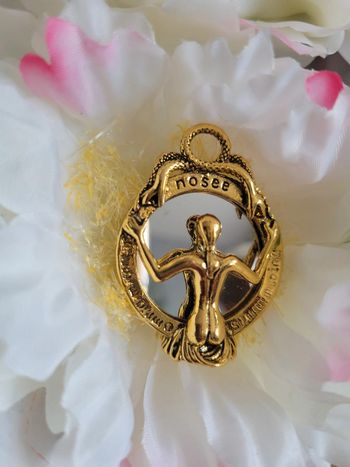 Broche femme devant son miroir