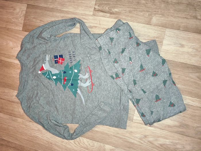 Pyjama taille 6 ans bon état dinosaure