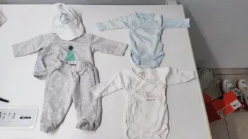 Lot naissance 2 bodies 1 ensemble et 1 casquette obaibi