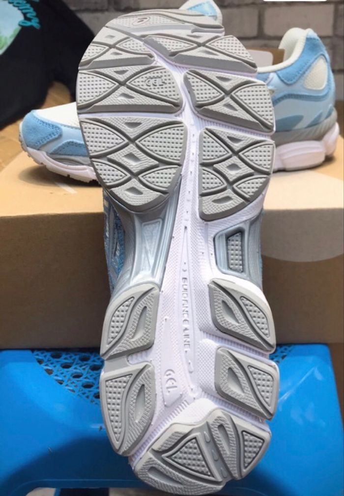 ASICS bleu taille 33 neuf jamais porté - photo numéro 3