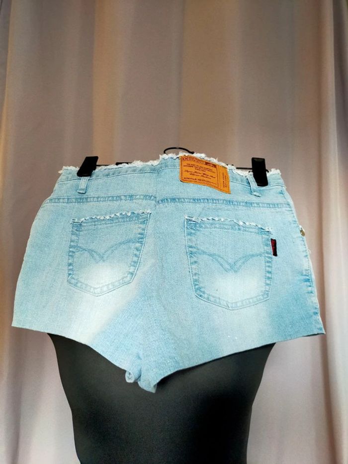 Short en jean délavé taille basse Xinhua – effet effiloché – Taille estimée S - photo numéro 2