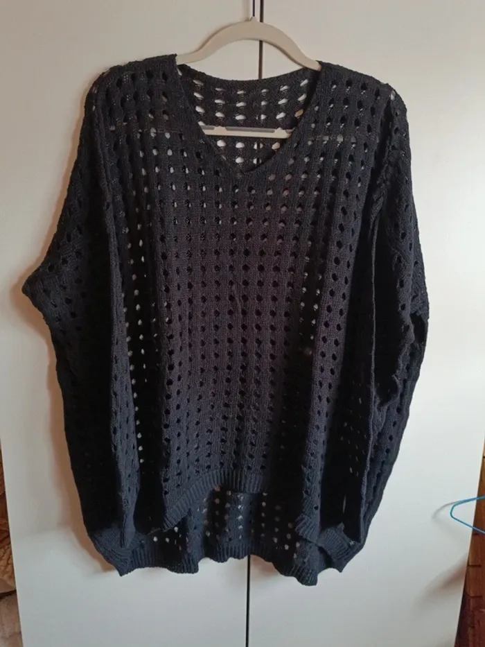 Pulls maille à trous noir ou blanc col V