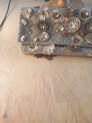Pochette brodée fleur sequin