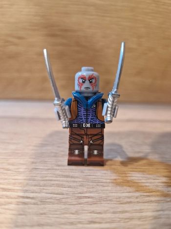 Figurine type lego Drax les gardiens de la galaxie Marvel