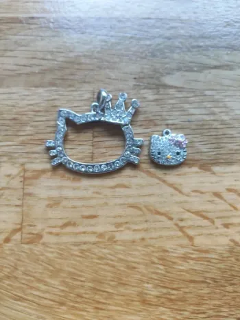 Hello Kitty 2 pendentifs avec strass