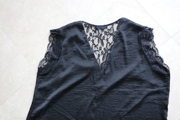 Kiabi - Blouse satinée avec dentelle - noir - photo numéro 6