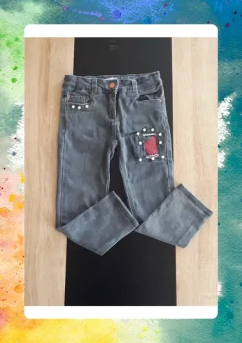 Joli jeans perlés agrémenté de sequins taille ajustable