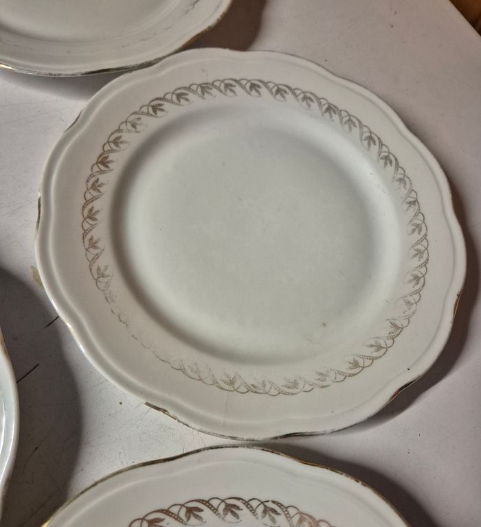 Lot 7 assiettes à dessert en porcelaine fine et dorures SFP société française de porcelaine - photo numéro 4