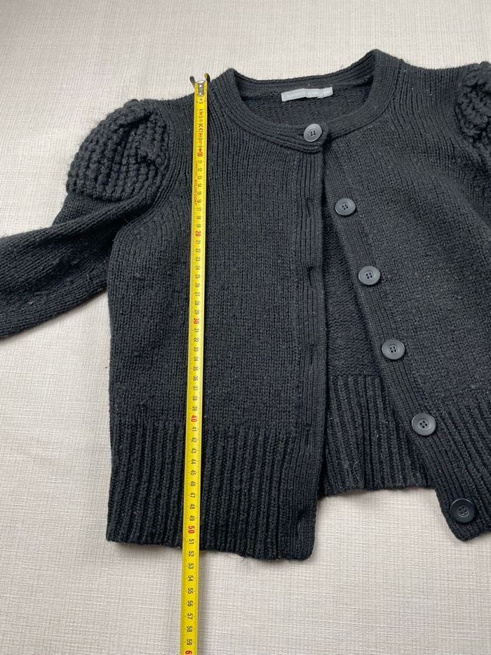 Gilet vintage maille noire femme – boutons – épaules texturées – chic rétro - photo numéro 5