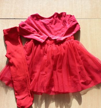 Robe rouge avec collant