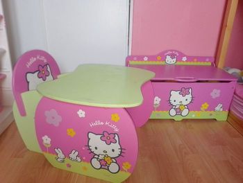 Table + fauteuil et coffre en bois Hello Kitty