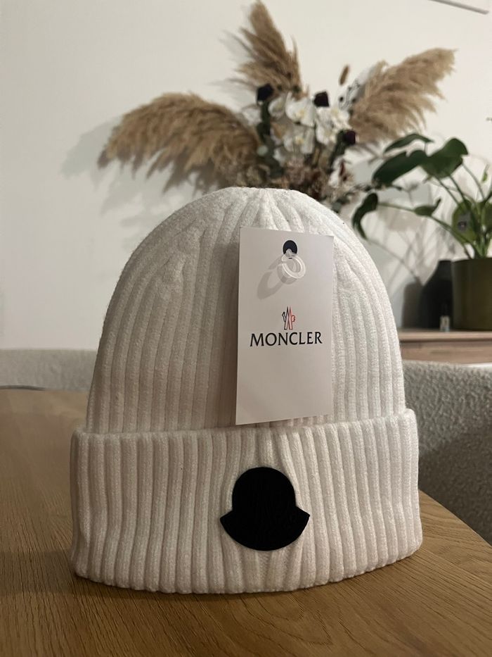 Bonnet Moncler blanc neuf - photo numéro 1