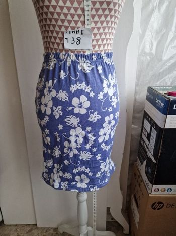 Jupe, bleu à fleur blanche, en coton & elasthanne, en très bon état, marque 3 Suisse =6€