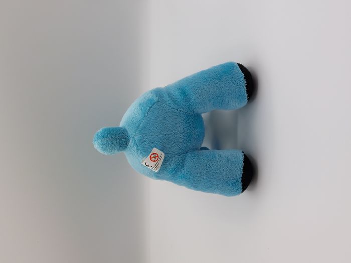 Peluche lapin bleu tee-shirt noir Play Bunny yeux noirs 26 cm assis - photo numéro 3