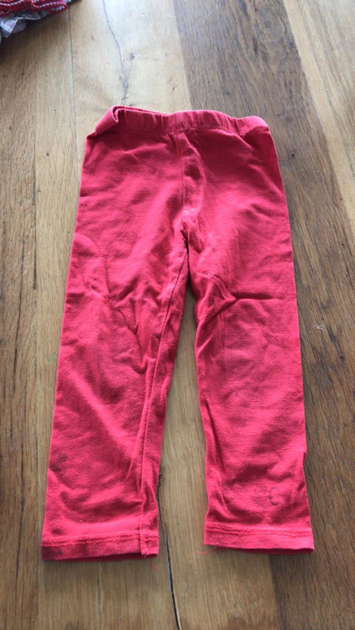 Lot 2ans 3 t-shirt 2 leggings et un bas de pyjama - photo numéro 6