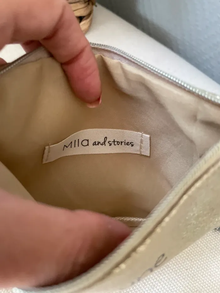 pochette dorée zippée avec inscription et pompom - photo numéro 4
