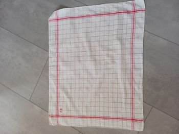 torchon blanc à carreaux rouge brodé FB Vintage (1 micro trou)