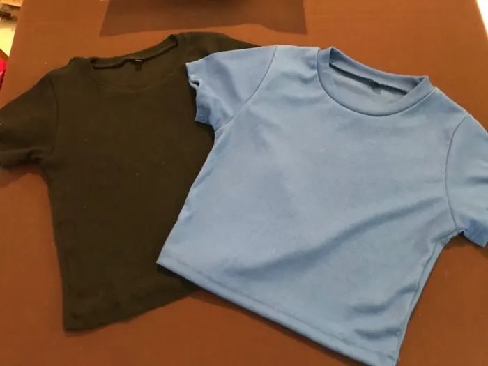 2 t-shirt fille taille S noir et bleu ciel