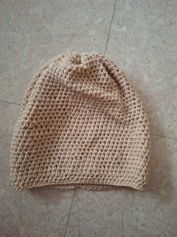 Bonnet souple en maille tricoté beige