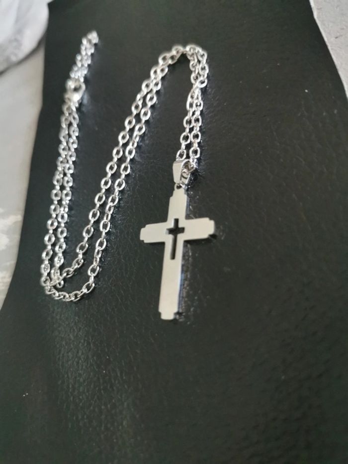 Chaîne et pendentif croix chrétienne - photo numéro 3