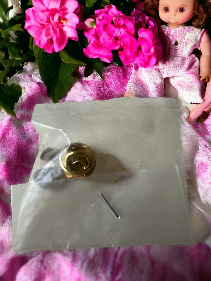 Pin's Esso Tigre Neuf - photo numéro 3