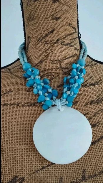 Collier bleu pendentif effet nacre
