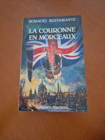 Livre la couronne en morceaux