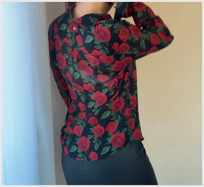 Chemise Les petites Bombes noire et roses rouges S très bon état - photo numéro 3