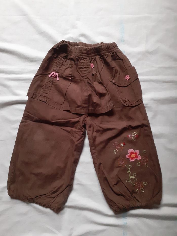 Pantalon marron motif fleurs empiècement jupe sur le devant