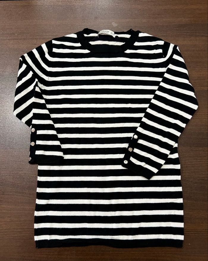 Pull ras de cou à rayures - noir et blanc