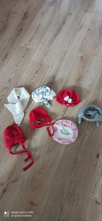 Lot de bonnets et echarpe 12 mois