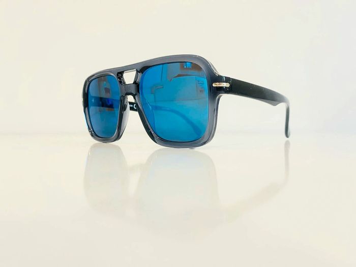 Lunette de soleil homme grise et noire verres bleus miroités uv protection catégorie 3